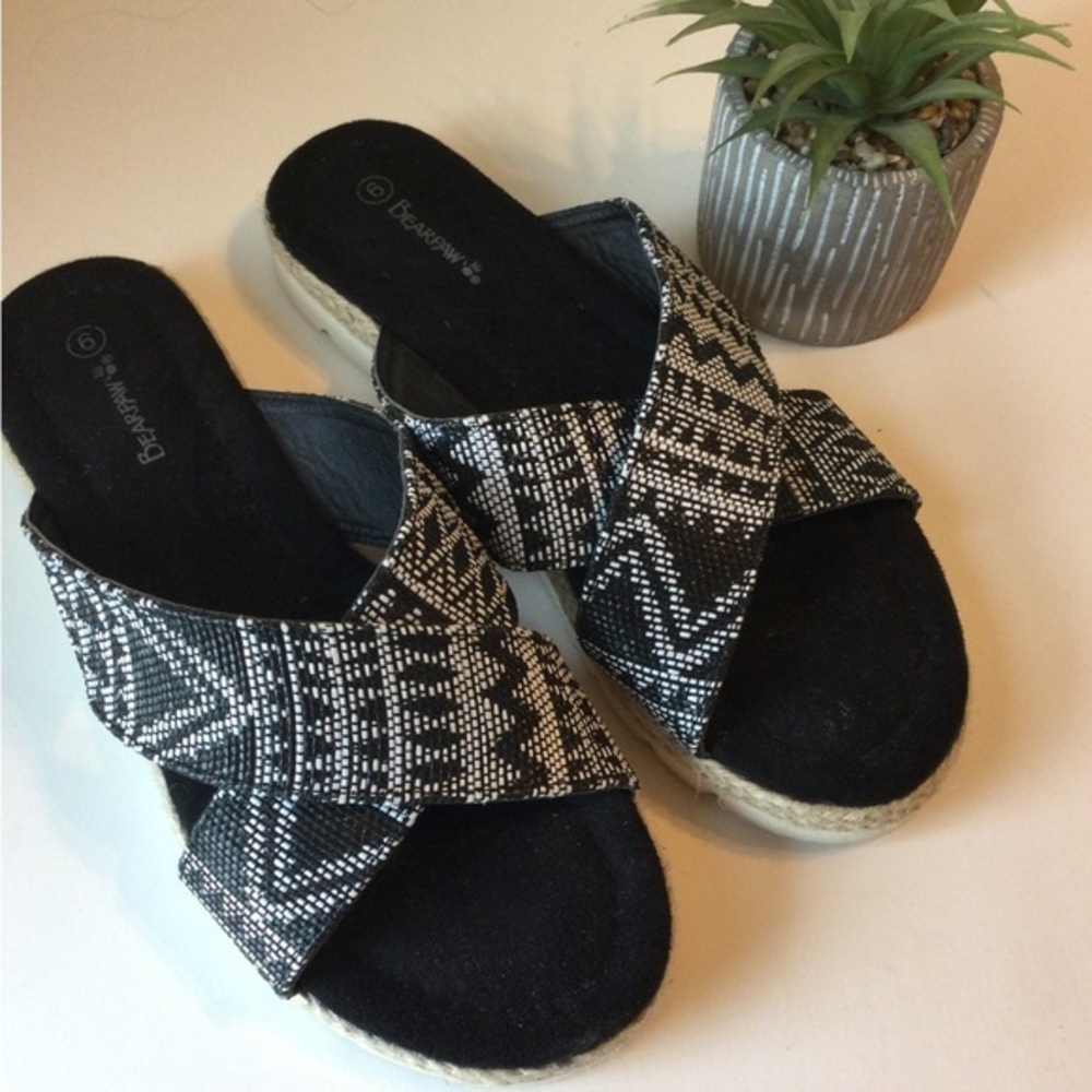 BearPaw Black and White Patterned Chic Women's Sandals Size 9